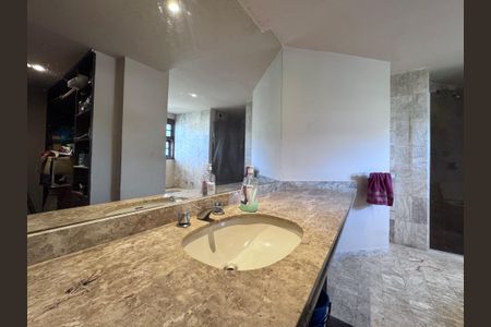 Casa à venda com 360m², 4 quartos e 3 vagas Casa à venda com 360m², 4 quartos e 3 vagasBanheiro da Suíte