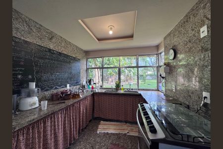 Casa à venda com 360m², 4 quartos e 3 vagas Casa à venda com 360m², 4 quartos e 3 vagasCozinha
