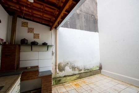 Casa para alugar com 100m², 2 quartos e 2 vagasÁrea de serviço/Quintal