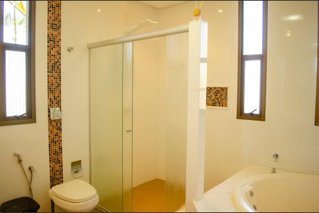 Casa de condomínio para alugar com 1200m², 6 quartos e 3 vagas Casa de condomínio para alugar com 1200m², 6 quartos e 3 vagasBanheiro da Suíte 3