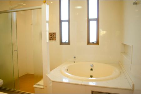 Casa de condomínio para alugar com 1200m², 6 quartos e 3 vagas Casa de condomínio para alugar com 1200m², 6 quartos e 3 vagasBanheiro da Suíte 3
