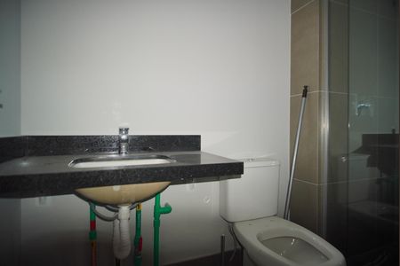 Banheiro de kitnet/studio para alugar com 1 quarto, 30m² em Três Figueiras, Porto Alegre