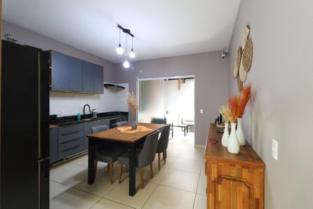 Casa à venda com 107m², 3 quartos e 2 vagas Casa à venda com 107m², 3 quartos e 2 vagasCozinha