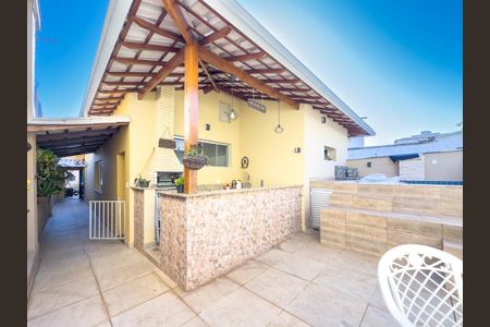 Casa à venda com 247m², 3 quartos e 2 vagas Casa à venda com 247m², 3 quartos e 2 vagasÁrea GourÁrea Churrasqueira / Área Externamet