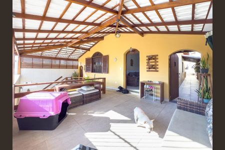 Casa à venda com 247m², 3 quartos e 2 vagas Casa à venda com 247m², 3 quartos e 2 vagasVaranda