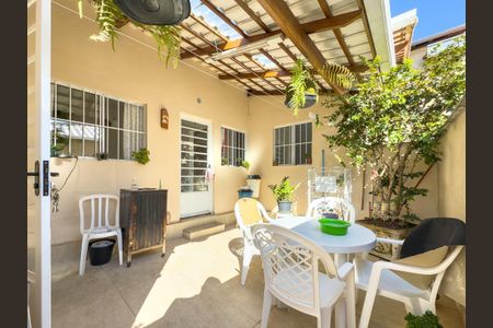 Casa à venda com 247m², 3 quartos e 2 vagas Casa à venda com 247m², 3 quartos e 2 vagasÁrea Externa Casa 02