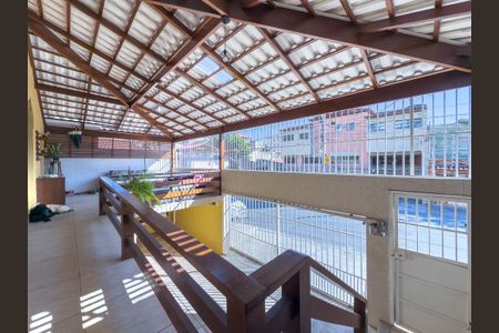 Casa à venda com 247m², 3 quartos e 2 vagas Casa à venda com 247m², 3 quartos e 2 vagasVaranda