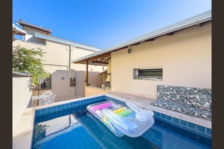 Casa à venda com 247m², 3 quartos e 2 vagas Casa à venda com 247m², 3 quartos e 2 vagasPiscina