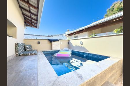 Casa à venda com 247m², 3 quartos e 2 vagas Casa à venda com 247m², 3 quartos e 2 vagasPiscina