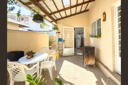 Casa à venda com 247m², 3 quartos e 2 vagas Casa à venda com 247m², 3 quartos e 2 vagasÁrea Externa Casa 02