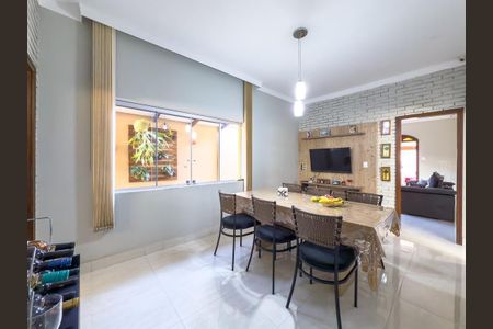 Casa à venda com 247m², 3 quartos e 2 vagas Casa à venda com 247m², 3 quartos e 2 vagasCopa