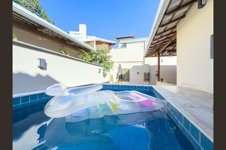 Casa à venda com 247m², 3 quartos e 2 vagas Casa à venda com 247m², 3 quartos e 2 vagasPiscina