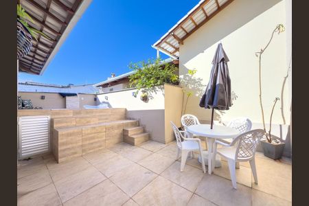 Casa à venda com 247m², 3 quartos e 2 vagas Casa à venda com 247m², 3 quartos e 2 vagasPiscina / Área Externa