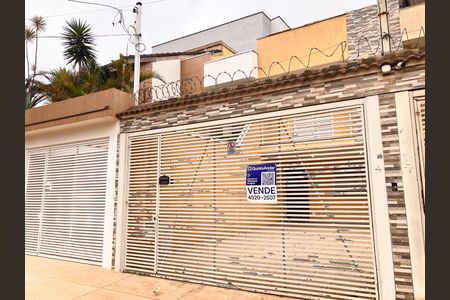 Casa à venda com 108m², 3 quartos e 2 vagasFachada