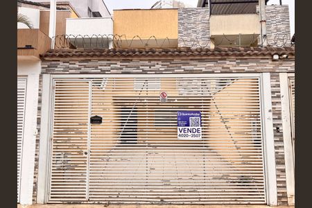 Casa à venda com 108m², 3 quartos e 2 vagasFachada