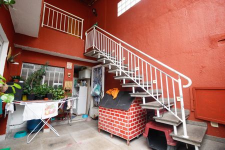 Casa à venda com 150m², 2 quartos e 2 vagas Casa à venda com 150m², 2 quartos e 2 vagasEscada