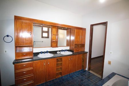 Casa de condomínio à venda com 333m², 5 quartos e 5 vagas Casa de condomínio à venda com 333m², 5 quartos e 5 vagasBanheiro 2