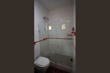 Casa de condomínio à venda com 333m², 5 quartos e 5 vagas Casa de condomínio à venda com 333m², 5 quartos e 5 vagasBanheiro 1