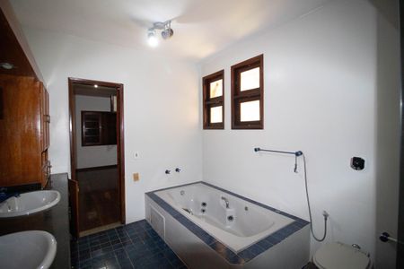 Casa de condomínio à venda com 333m², 5 quartos e 5 vagas Casa de condomínio à venda com 333m², 5 quartos e 5 vagasBanheiro 2