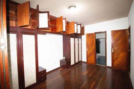 Casa de condomínio à venda com 333m², 5 quartos e 5 vagas Casa de condomínio à venda com 333m², 5 quartos e 5 vagasQuarto