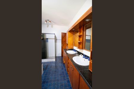 Casa de condomínio à venda com 333m², 5 quartos e 5 vagas Casa de condomínio à venda com 333m², 5 quartos e 5 vagasBanheiro 2