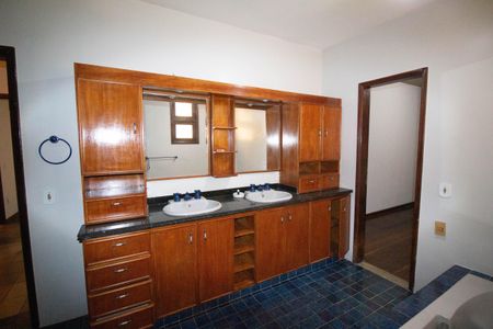 Casa de condomínio à venda com 333m², 5 quartos e 5 vagas Casa de condomínio à venda com 333m², 5 quartos e 5 vagasBanheiro 2