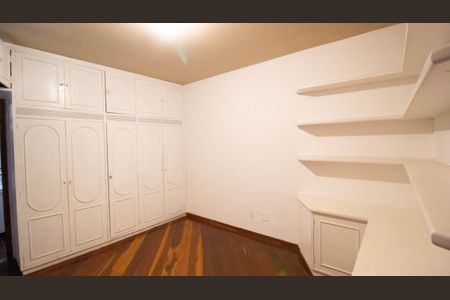 Casa de condomínio à venda com 333m², 5 quartos e 5 vagas Casa de condomínio à venda com 333m², 5 quartos e 5 vagasQuarto