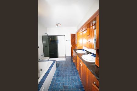 Casa de condomínio à venda com 333m², 5 quartos e 5 vagas Casa de condomínio à venda com 333m², 5 quartos e 5 vagasBanheiro 2