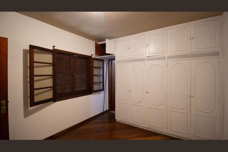 Casa de condomínio à venda com 333m², 5 quartos e 5 vagas Casa de condomínio à venda com 333m², 5 quartos e 5 vagasQuarto