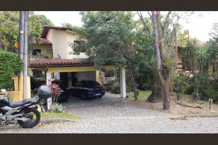 Casa de condomínio à venda com 333m², 5 quartos e 5 vagas Casa de condomínio à venda com 333m², 5 quartos e 5 vagasFachada