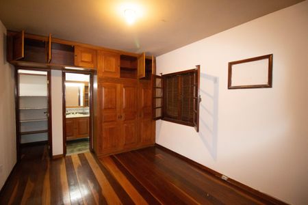 Casa de condomínio à venda com 333m², 5 quartos e 5 vagas Casa de condomínio à venda com 333m², 5 quartos e 5 vagasQuarto