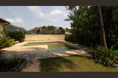 Casa de condomínio à venda com 333m², 5 quartos e 5 vagas Casa de condomínio à venda com 333m², 5 quartos e 5 vagasPiscina