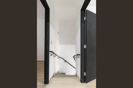 Casa para alugar com 80m², 2 quartos e 2 vagas Casa para alugar com 80m², 2 quartos e 2 vagasEscada