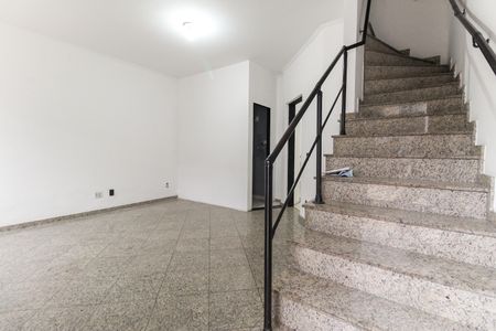 Casa para alugar com 80m², 2 quartos e 2 vagas Casa para alugar com 80m², 2 quartos e 2 vagasEscada