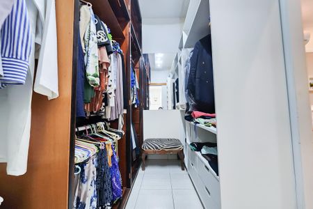 Apartamento para alugar com 270m², 4 quartos e 2 vagas Apartamento para alugar com 270m², 4 quartos e 2 vagasCloset da Suíte 2