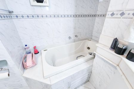 Apartamento para alugar com 270m², 4 quartos e 2 vagas Apartamento para alugar com 270m², 4 quartos e 2 vagasBanheiro da Suíte 2