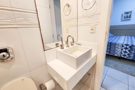 Apartamento para alugar com 270m², 4 quartos e 2 vagas Apartamento para alugar com 270m², 4 quartos e 2 vagasBanheiro da Suíte 1