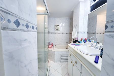 Apartamento para alugar com 270m², 4 quartos e 2 vagas Apartamento para alugar com 270m², 4 quartos e 2 vagasBanheiro da Suíte 2