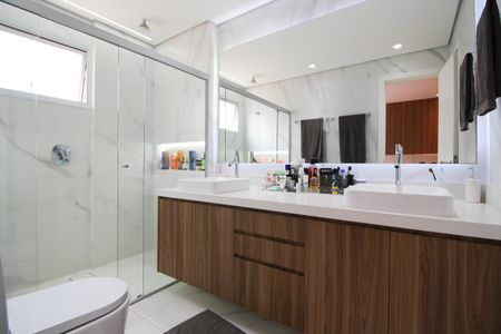 Apartamento à venda com 161m², 3 quartos e 3 vagas Apartamento à venda com 161m², 3 quartos e 3 vagasBanheiro da Suíte 1