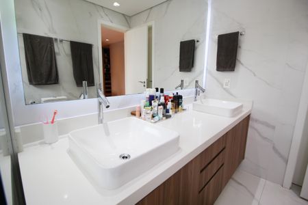 Apartamento à venda com 161m², 3 quartos e 3 vagas Apartamento à venda com 161m², 3 quartos e 3 vagasBanheiro da Suíte 1