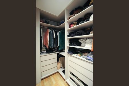 Apartamento à venda com 161m², 3 quartos e 3 vagas Apartamento à venda com 161m², 3 quartos e 3 vagasCloset da Suíte 1