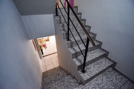 Casa de condomínio à venda com 40m², 3 quartos e 1 vaga Casa de condomínio à venda com 40m², 3 quartos e 1 vagaEscada