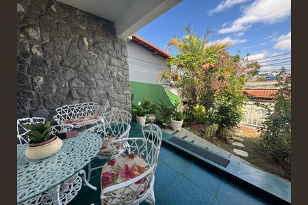 Casa à venda com 209m², 3 quartos e 2 vagas Casa à venda com 209m², 3 quartos e 2 vagasVaranda