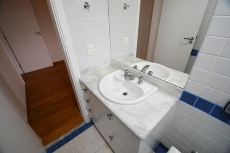 Casa de condomínio para alugar com 300m², 4 quartos e 6 vagasBanheiro da Suíte 3