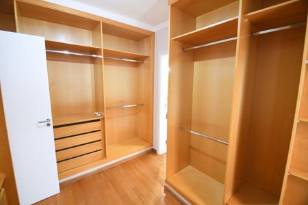 Casa de condomínio para alugar com 300m², 4 quartos e 6 vagasCloset da Suíte 2