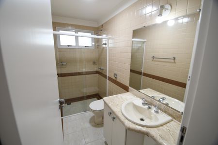 Casa de condomínio para alugar com 300m², 4 quartos e 6 vagasBanheiro da Suíte 4