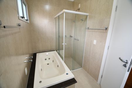 Casa de condomínio para alugar com 300m², 4 quartos e 6 vagasBanheiro da Suíte 2