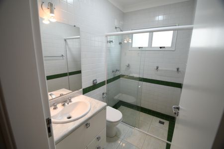 Casa de condomínio para alugar com 300m², 4 quartos e 6 vagasBanheiro da Suíte 1