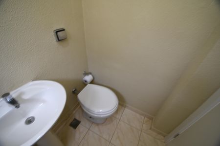 Casa de condomínio para alugar com 300m², 4 quartos e 6 vagasBanheiro de Serviço