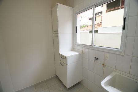 Casa de condomínio para alugar com 300m², 4 quartos e 6 vagasÁrea de Serviço
